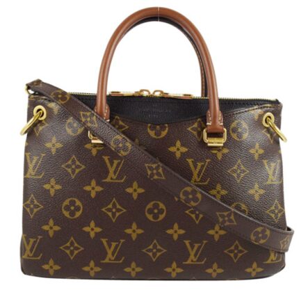 the Pallas BB bag offers flawless functionality and modern panache.Elevate your style status.