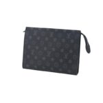 The largest of the toiletry pouch in Monogram canvas boasts a spacious interior with gusset sides for easy storage. It slips easily into a handbag.Detailed Features•26 x 20 x 5 CM(Length x Height x Width)•Monogram canvas•Silver zip closure with leather tab•Washable lining