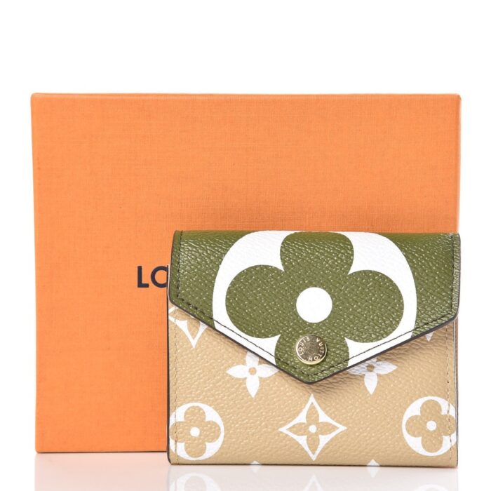 and bill compartment. This is a must-have accessory to keep you organized