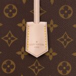 thanks to its removable shoulder strap.
