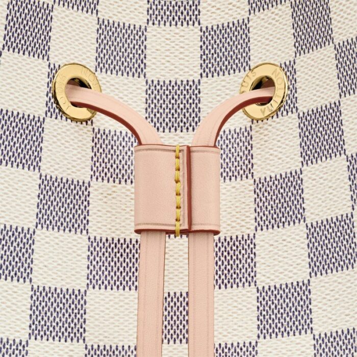 removable leather strap.Detailed Features10.24 x 10.24 x 6.89 inches(Length x Height x Width)•Damier Azur Coated Canvas•Natural cowhide-leather trim•Microfiber lining•Gold-color hardware•Braided top handle for hand carry•(drop: min. 31 cm/12.2 inches
