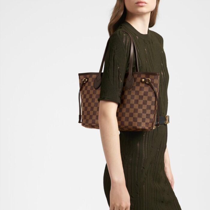 textile-lined zipped inside pocket•Removable zipped pouch•D-ring