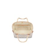 it features a removable pouch which can be used as a clutch or an extra pocket.Detailed Features29.0 x 21.0 x 12.0 cm(Length x Height x Width)•Damier Azur coated canvas•Natural cowhide-leather trim•Striped textile lining•Gold-color hardware•2 top handles for hand