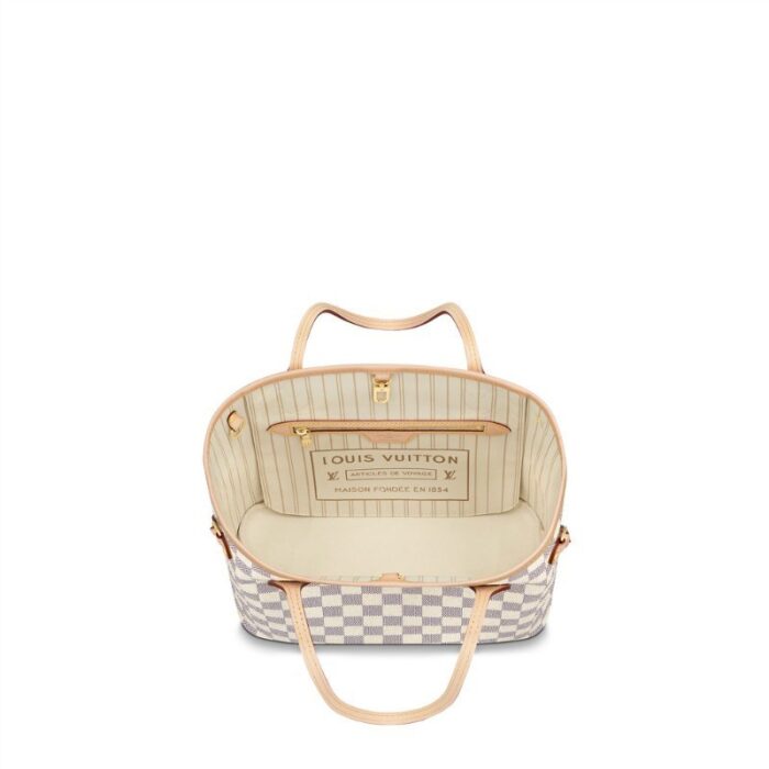 it features a removable pouch which can be used as a clutch or an extra pocket.Detailed Features29.0 x 21.0 x 12.0 cm(Length x Height x Width)•Damier Azur coated canvas•Natural cowhide-leather trim•Striped textile lining•Gold-color hardware•2 top handles for hand