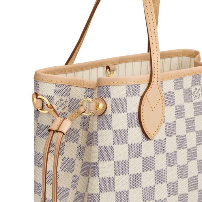 elbow or shoulder carry•4 side laces•Hook closure•Flat