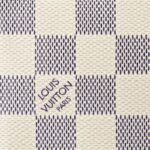 textile-lined zipped inside pocket•Removable zipped pouch•D-ring