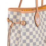 textile-lined zipped inside pocket•Removable zipped pocket•Hook Closure•D-ring•Strap: Removable