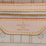 sans-serif; font-size: 12px;">A large tote bag in Damier canvas