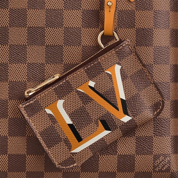 it is also fitted with a removable strap for shoulder or cross-body wear. This sleek