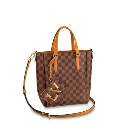 <p><span style="color: #545454; font-family: 'Noto Sans'; font-size: 14px; background-color: #ffffff;">A compact tote with bags of style