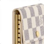 this compact case is a natural accessory for handbag or briefcase and holds six keys.Detailed Features10.5 x 7 x 2 cm(Length x Height x Width)•Damier Azur coated canvas•Grained Calf Leather lining•Snapped closure•Golden brass pieces•Holds 6 keysMore Information