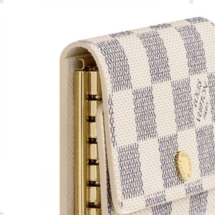 this compact case is a natural accessory for handbag or briefcase and holds six keys.Detailed Features10.5 x 7 x 2 cm(Length x Height x Width)•Damier Azur coated canvas•Grained Calf Leather lining•Snapped closure•Golden brass pieces•Holds 6 keysMore Information