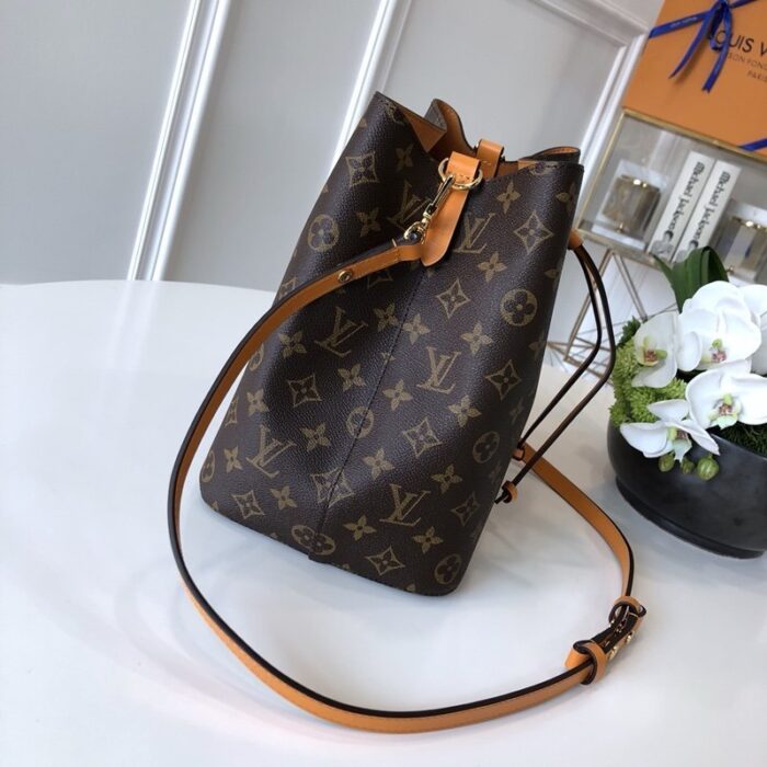 - Type : Shoulder Bags