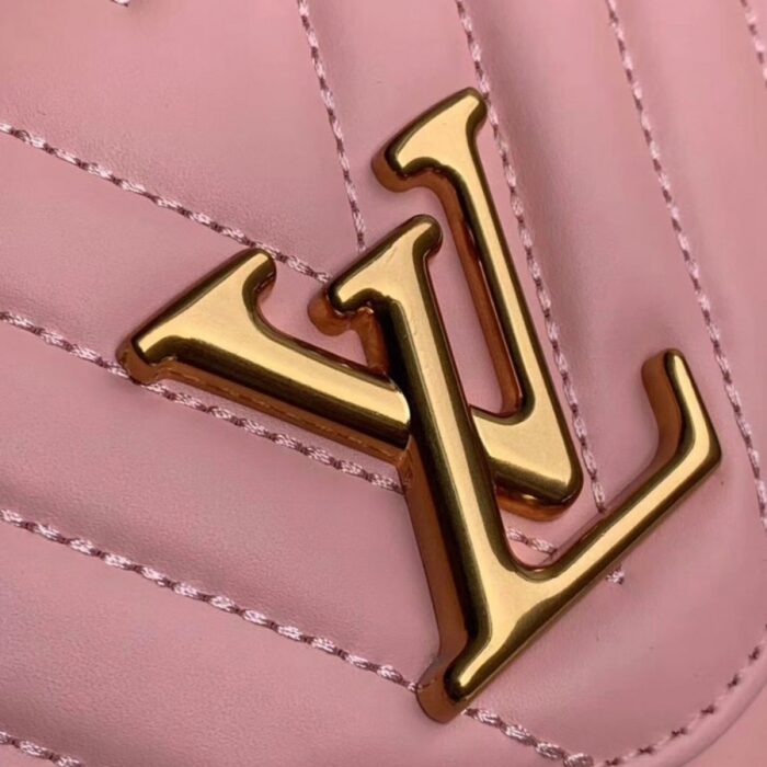 sans-serif; letter-spacing: 0.4px;">Louis Vuitton introduces the versatile New Wave Multi-Pochette crossbody handbag in quilted calf leather. With its wide strap