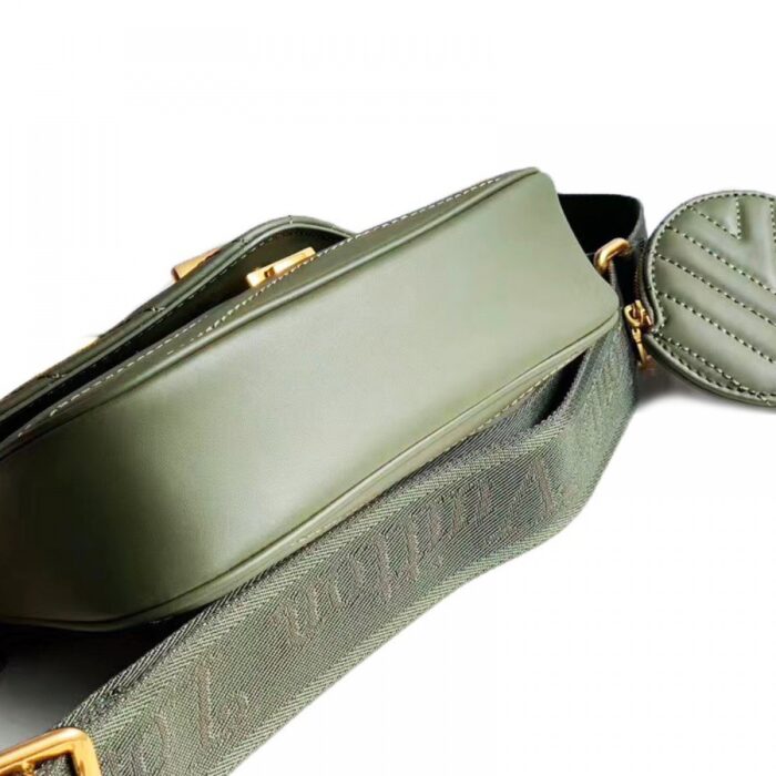 gold-color chain for hand or short-shoulder carry