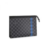 This Pochette Voyage MM is energized by a playful touch of blue. It can be used as a bag in bag or hand-carried for a more modern