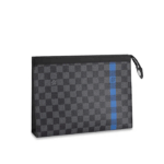 This Pochette Voyage MM is energized by a playful touch of blue. It can be used as a bag in bag or hand-carried for a more modern