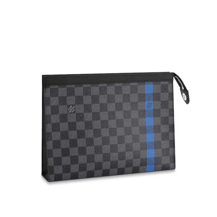 This Pochette Voyage MM is energized by a playful touch of blue. It can be used as a bag in bag or hand-carried for a more modern