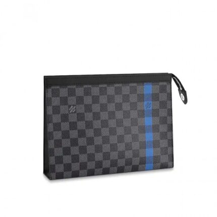 This Pochette Voyage MM is energized by a playful touch of blue. It can be used as a bag in bag or hand-carried for a more modern