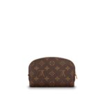 sans-serif; font-size: 14px; letter-spacing: 0.3px; background-color: #ffffff;">This compact cosmetic pouch in Monogram canvas slips easily into a handbag or suitcase. Its round shape and flat base facilitates access to small products.