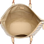 borders and straps. Lightweight and versatile