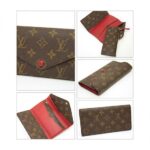 the Sarah Wallet combines Monogram canvas with a grained leather lining. Its elegant envelope-style design conceals a spacious interior with two large compartments