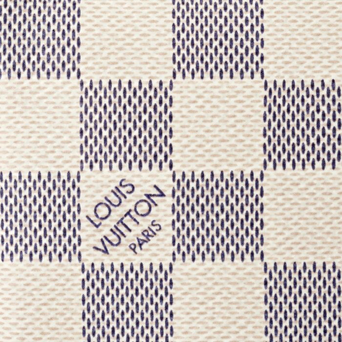 sans-serif; letter-spacing: 0.4px;">The Speedy Bandoulière 25 handbag in fresh Damier Azur canvas is an ideal choice for summer in the city. Originally created for travelers in the 1930s – the name refers to the era’s rapid transit – every feature of the Speedy’s design is iconic