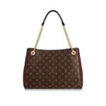 is a functional and stylish chain bag. Big enough to fit A4 files and easy to wear thanks to the calf-leather shoulder pads on the two chains straps