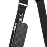 and the adjustable strap guarantees comfortable cross-body wear.