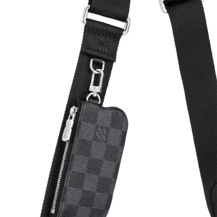 and the adjustable strap guarantees comfortable cross-body wear.