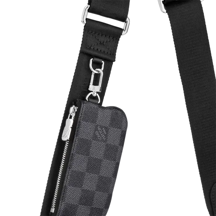 and the adjustable strap guarantees comfortable cross-body wear.