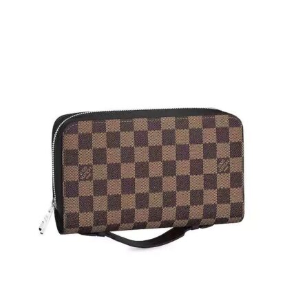 The ultra-functional Zippy XL offers the capacity of a small bag in a wallet. It is large enough to hold a smartphone (in a specific pocket)