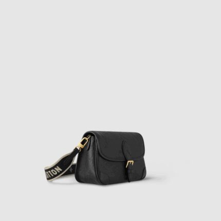 the Maison’s signature embossed leather. Fitted with a detachable leather strap for shoulder or hand carry