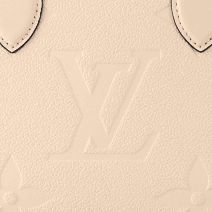 sans-serif; font-size: 18px; letter-spacing: 0.4px; background-color: #ffffff;">A soft cream-tone makes the Monogram Empreinte leather of this OnTheGo PM bag seem luminous. The LVs and Monogram Flowers embossed into the leather are perfectly complemented by the rectangular lines of this small tote. It can hold smaller essentials like an iPad Mini. Two rolled-leather top handles and a detachable strap give carry options.