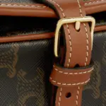 TRIMMINGS IN CALFSKINTEXTILE LININGGOLD FINISHINGSHOULDER CARRYBUCKLE CLOSUREINNER FLAT POCKETOUTER POCKETADJUSTABLE LEATHER STRAP WITH 20 IN (50 CM) DROPREFERENCE : 191502BZJ.04LU