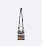 sans-serif; background-color: #f6f6f6;">The phone bag enhances the iconic Dior Book Tote line with an ideal example of the House's savoir-faire. The style is entirely embroidered with the pink and multicolor Dior Petites Fleurs motif