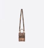 sans-serif; background-color: #f6f6f6;">The phone bag enhances the iconic Dior Book Tote line with an ideal example of the House's savoir-faire. The style is fully embroidered with the powder pink Dior Jardin Magique motif