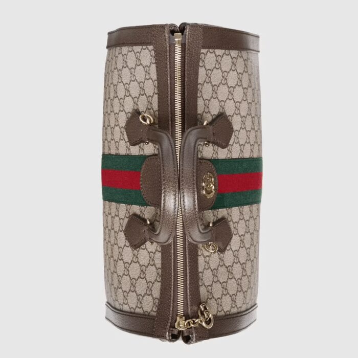 here reworked with a sophisticated take. The bag is completed with a detachable shoulder strap which allows it to be carried in multiple ways.