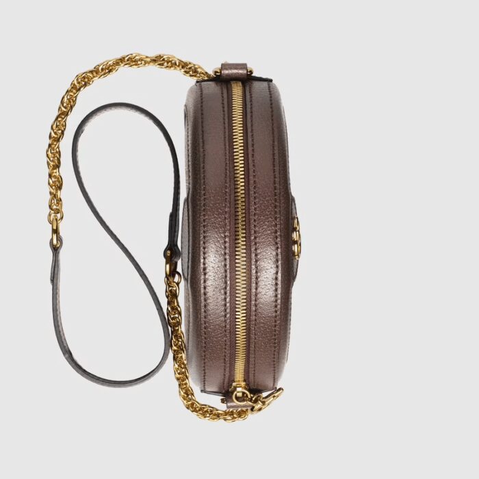 The world of Ophidia evolves with the introduction of a round mini bag with a chain shoulder strap. Crafted in GG Supreme canvas with inlaid green and red Web stripe