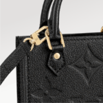 sans-serif; font-size: 16px; background-color: #ffffff;">The Petit Sac Plat is a miniature replica of the Sac Plat