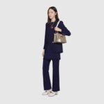sans-serif; font-size: 16px; background-color: #ffffff;">A structured shoulder bag in GG Supreme canvas with a strap secured by a key lock