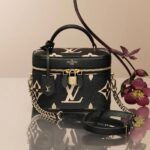 Type: Shoulder Bags