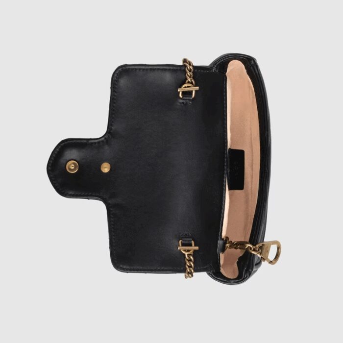 sans-serif; font-size: 12px; vertical-align: baseline; color: #4b4b4b; background-color: #ffffff;">The GG Marmont mini bag has a key ring that can be used to attach it to a separate larger bag. It has a softly structured shape and a flap closure with Double G hardware. The hardware is inspired by an archival design from the '70s. Made in matelassé chevron leather.