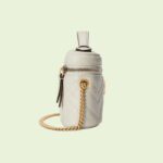 the rounded shape is enriched with the Double G detail. Featuring a detachable chain strap