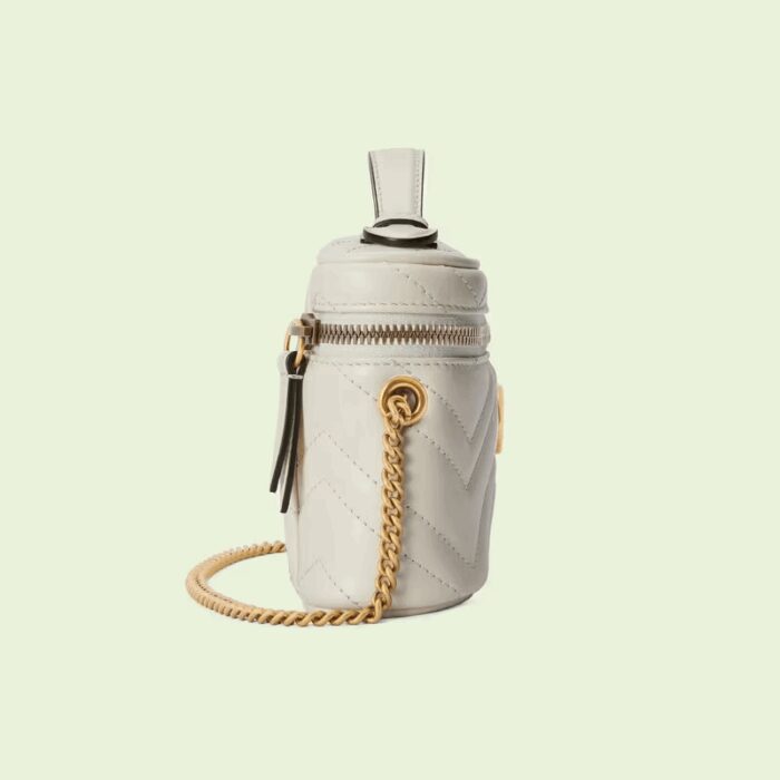 the rounded shape is enriched with the Double G detail. Featuring a detachable chain strap
