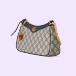 and from then it's been an established symbol of Gucci's heritage. This unmistakable pattern decorates this small handbag as part of the latest Ophidia line. A Double G hardware completes the style