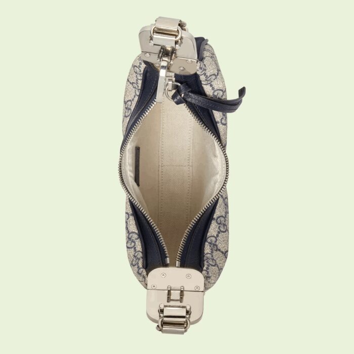 the heritage hardware creates a refined design with vintage appeal. GG Supreme canvas in beige and blue accentuate the logo feel.