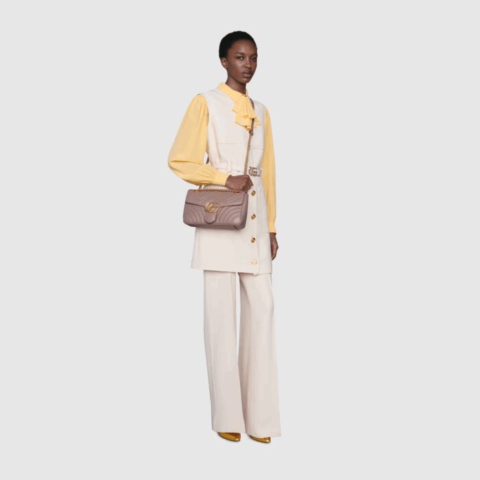 sans-serif; font-size: 12px; vertical-align: baseline; color: #4b4b4b; background-color: #ffffff;">The small GG Marmont chain shoulder bag has a softly structured shape and an oversized flap closure with Double G hardware. The sliding chain strap can be worn multiple ways