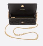 sans-serif; background-color: #f6f6f6;">The Dior Caro chain pouch is a practical and elegant creation. Crafted in black supple calfskin with Cannage stitching