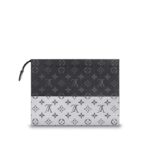 the Split line by designer Kim Jones is a striking interpretation of the iconic Monogram pattern. This Pochette Voyage MM associates our traditional Monogram canvas with a silver version that screams future chic.DETAILED FEATURES27.0 x 21.0 x 3.0 cm(Length x heightx width)•10.6 x 8.3 x 2.0 inches•Monogram Eclipse Split coated canvas•Cowhide leather lining•Silver colored metallic pieces•Zip closing system•1 flat internal pocket•6 internal credit card slots